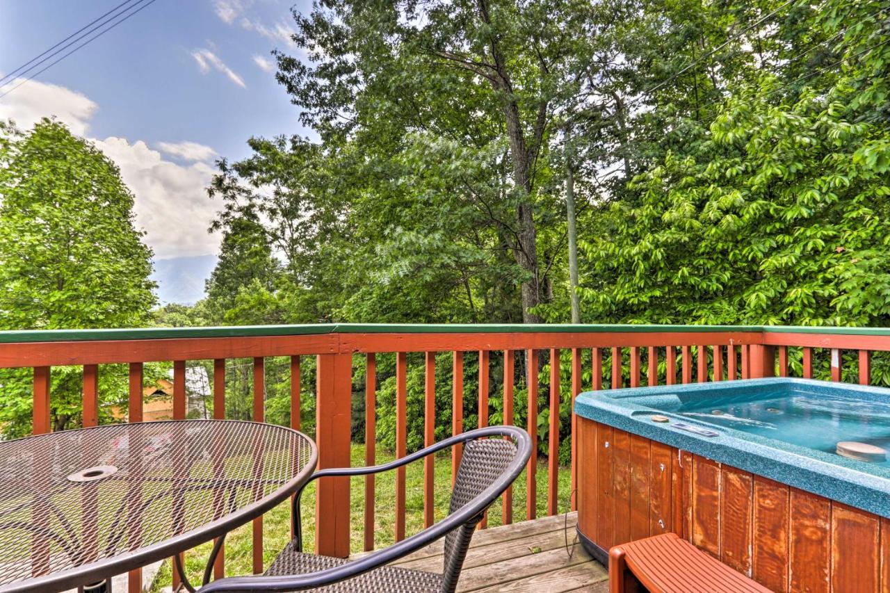Gatlinburg Chalet Hot Tub, Sauna And Mountain View Exterior photo
