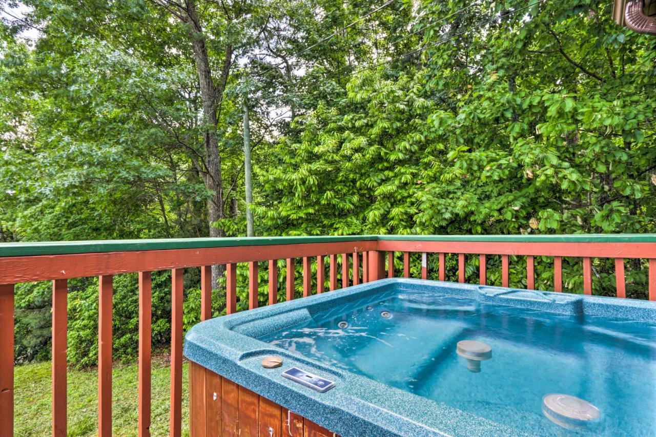 Gatlinburg Chalet Hot Tub, Sauna And Mountain View Exterior photo
